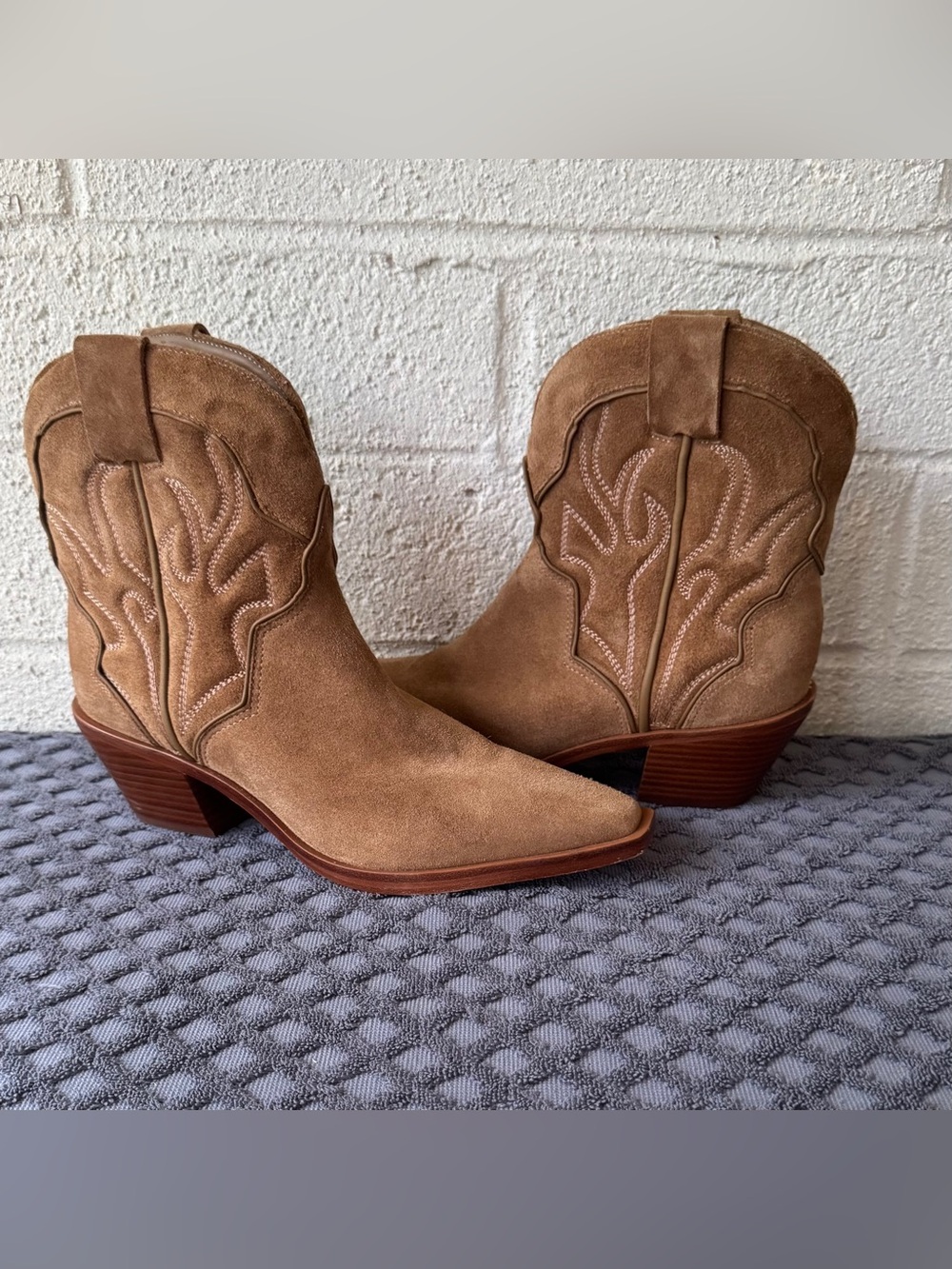 Reformation Otto Mini Western
Tan Suede Western Ankle Booties
Boots Size 7.5